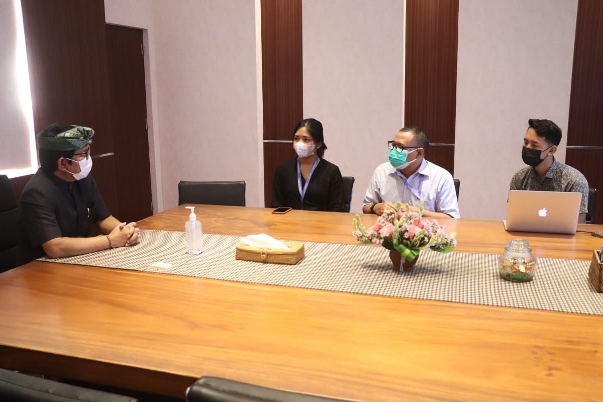 podiumnews.com-Adi Arnawa Dorong Pengembangan Aplikasi Antrian Online di Pelayanan Publik